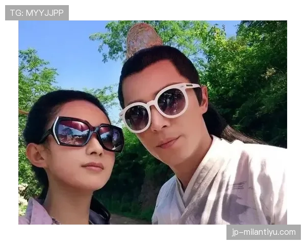 仲满把金牌和大牌包摆一起拍照,瞬间像走错片场的明星 仲满把金牌和大牌包摆一起拍照,瞬间像走错片场的明星