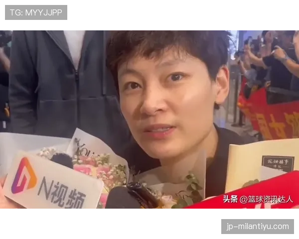 杨力维机场随手背的包,我三个月工资都不够看